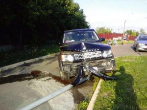 В Минске водитель выпил из-за "сложных семейных обстоятельств" и разбил Land Rover жены