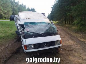 Под Гродно водитель VW подрезала микроавтобус, и он перевернулся. Пострадало три человека
