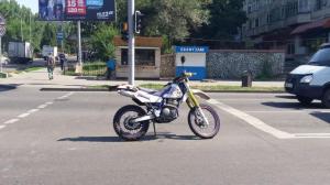 Пара на мотоцикле пострадала в ДТП в Алматы
