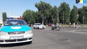 Пара на мотоцикле пострадала в ДТП в Алматы