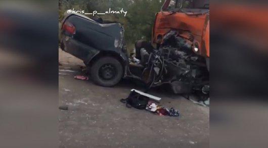 Автомобиль влетел в "КамАЗ" в Алматинской области: двое погибших
