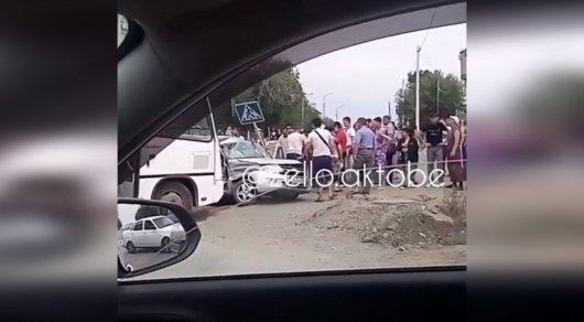 Lada протаранила автобус в Актобе: пострадали трое детей