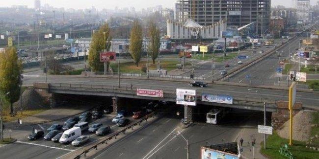 Сегодня в Киеве перекроют две важные транспортные магистрали