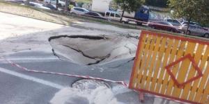 В Киеве на Печерске провалился асфальт
