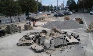 В Киеве на Печерске провалился асфальт