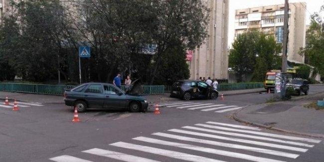 Первый пошел: в Украине попал в ДТП электромобиль BMW