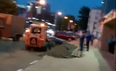 В Саратове автомобиль эвакуировали ковшом Bobcat