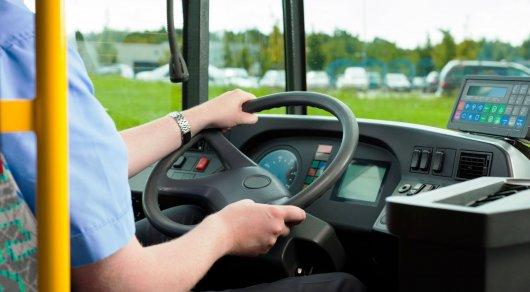 В Астане водитель остановил автобус, чтобы помочь девушке отбиться от грабителя