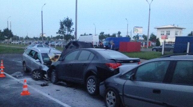 В Минске пьяный бесправник собрал "паровоз" из шести авто