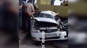 Грузовик выехал на "встречку" и врезался в легковое авто в Астане, один человек погиб