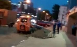 В Саратове автомобиль эвакуировали ковшом Bobcat