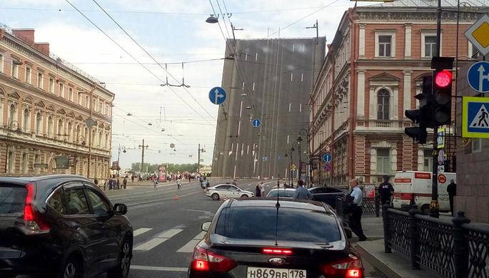 Питерские автомобилисты жалуются на пробки из-за дневной разводки мостов