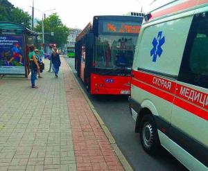 В Минске на остановке под автобус едва не попала четырехлетняя девочка