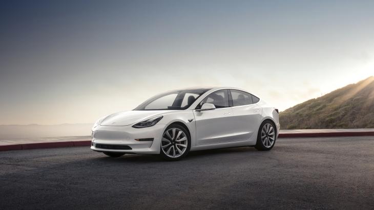 Доступный электрокар: компания Tesla представила серийный Model 3