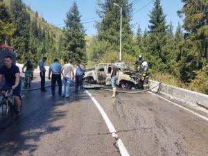 Автомобиль сгорел после взрыва газового баллона в Алматы