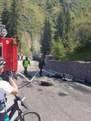 Автомобиль сгорел после взрыва газового баллона в Алматы