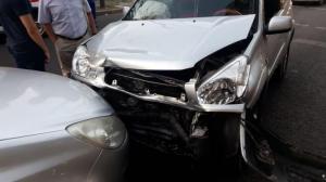 Девушка на Toyota RAV 4 столкнулась с двумя машинами в центре Алматы