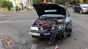 Девушка на Toyota RAV 4 столкнулась с двумя машинами в центре Алматы