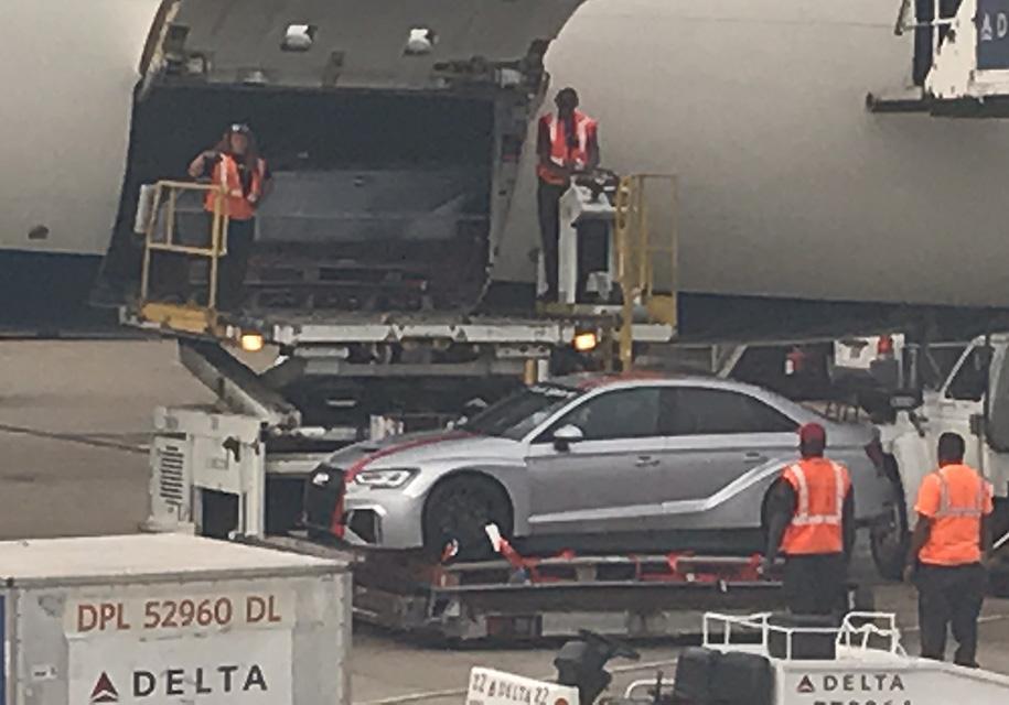 Две гоночные Audi привезли в США на пассажирском самолете