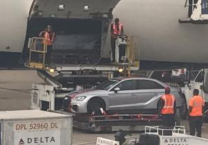 Две гоночные Audi привезли в США на пассажирском самолете