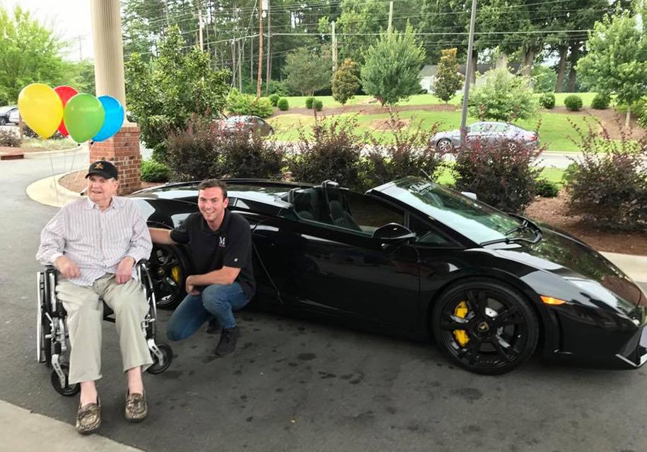 83-летнего американца покатали на Lamborghini на день рождения