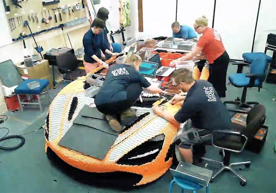 Посмотрите, как собрать суперкар McLaren из 280 000 кубиков Lego