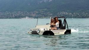 Французы превратили пляжный багги Mini Moke в амфибию