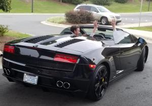 83-летнего американца покатали на Lamborghini на день рождения