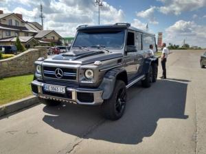 В Украине засветился уникальный 6-колесный Мерседес
