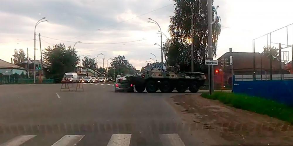 Аварию Kia cee'd и бронетранспортера показали на видео
