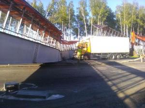 Во Владимирской области надземный пешеходный переход упал на трассу