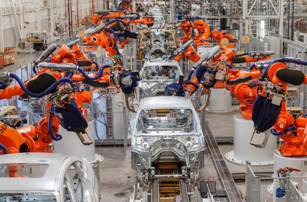 BMW анонсировала запуск конвейера «три в одном»