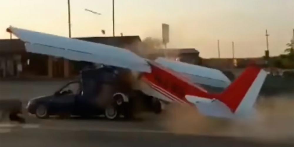В Чечне легкомоторный самолет врезался в автомобиль