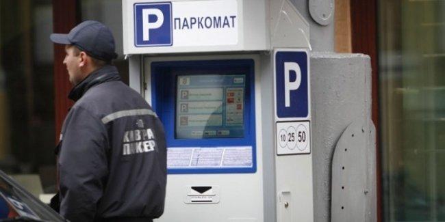Киев полностью переходит на безналичную оплату парковки с 10 августа