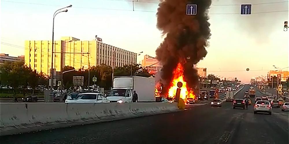 В Москве на Варшавском шоссе парализовано движение после ДТП