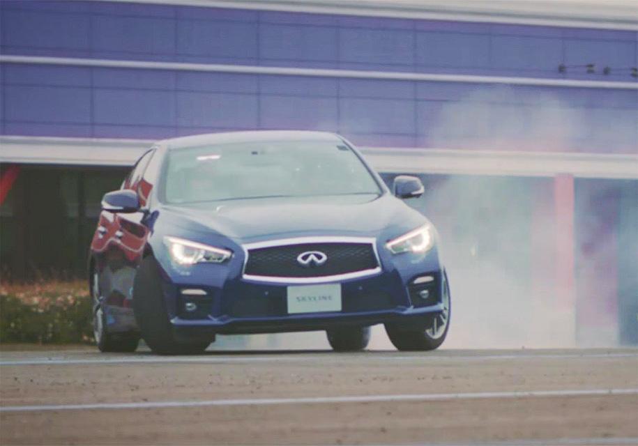 Infiniti Q50 отправили на гонку по треку, нарисованному свиньей