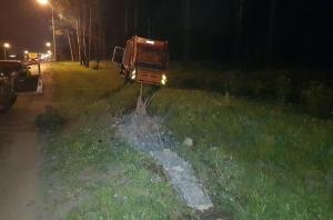 В Минске пьяный водитель мусоровоза снес столб