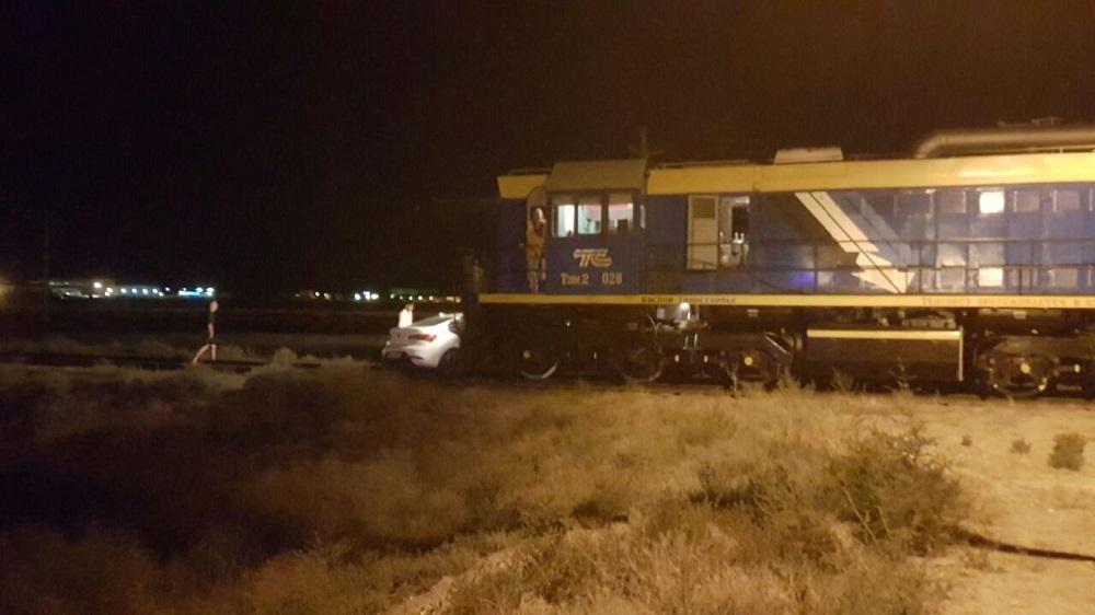Тепловоз столкнулся с автомобилем в пригороде Актау
