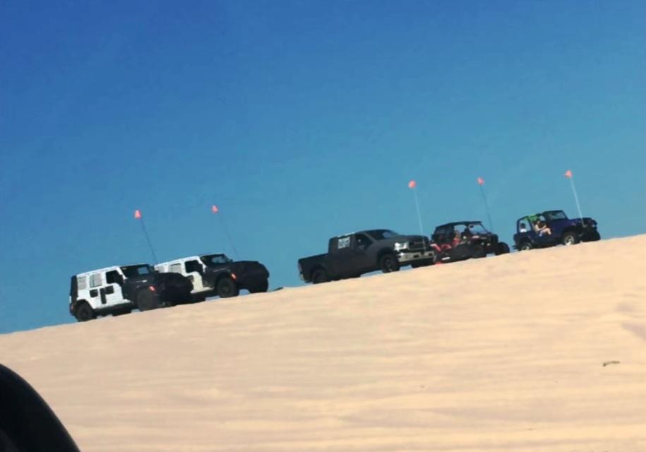 Новый Jeep Wrangler засняли во время внедорожной гонки со старым