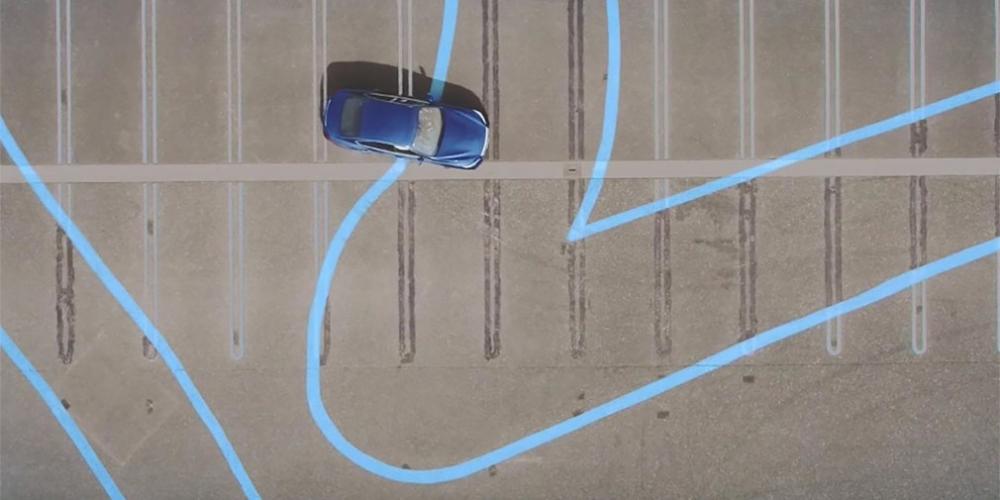 Infiniti Q50 испытали на нарисованной свиньей трассе