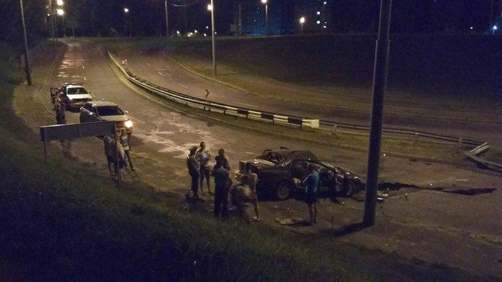 В Могилеве Volvo снесла отбойник и опрокинулась: пострадали два человека
