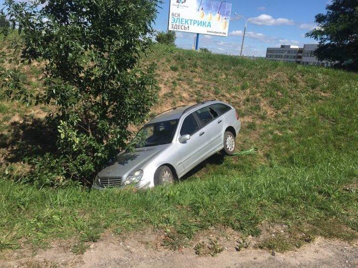 Под Минском водитель с 2,75 промилле опрокинул в кювет Mercedes
