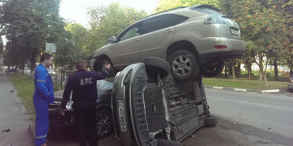 В Туле кроссовер Lexus упал на две припаркованные иномарки