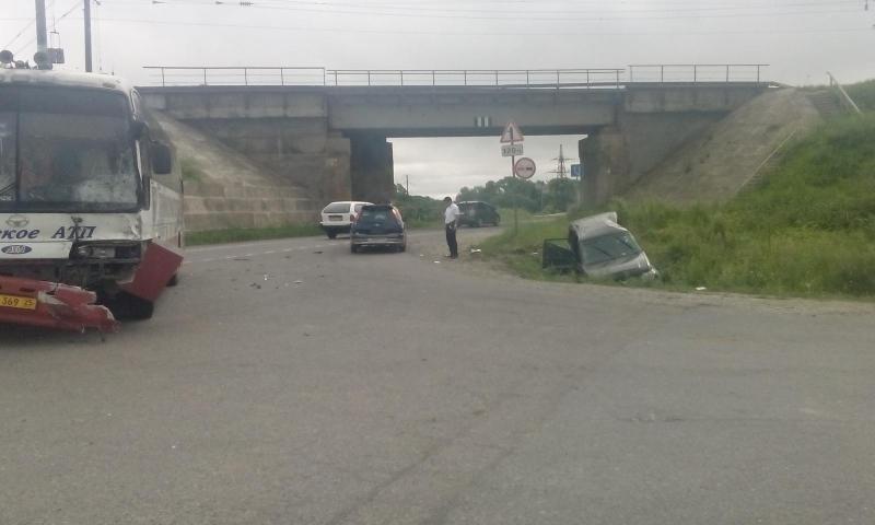 В Приморье два человека погибли в ДТП с автобусом