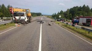 Под Бобруйском BMW врезался во встречный автокран: водитель легковушки погиб
