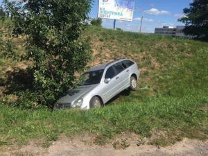 Под Минском водитель с 2,75 промилле опрокинул в кювет Mercedes
