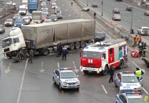 На МКАД произошло массовое ДТП с грузовиком