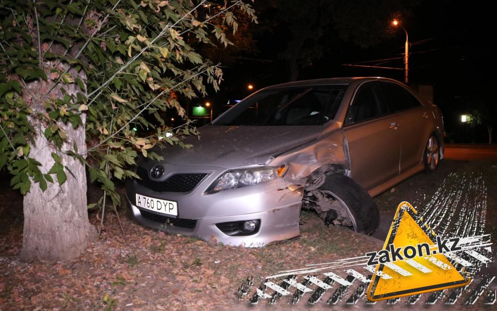 В Алматы автомобиль выехавший на "встречку" спровоцировал массовое ДТП