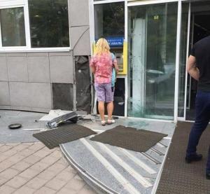 В Киеве девушка на Honda перепутала передачи и протаранила бизнес-центр