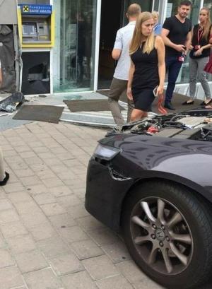 В Киеве девушка на Honda перепутала передачи и протаранила бизнес-центр